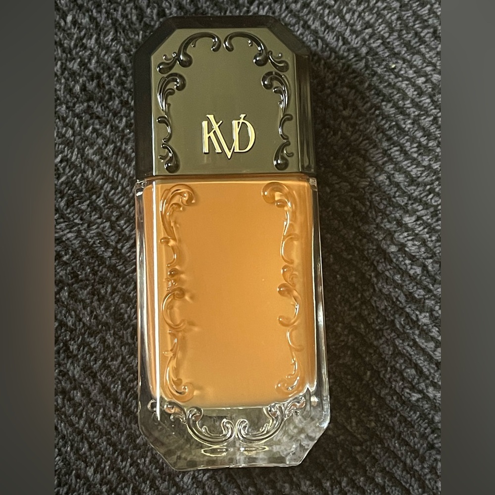KVD Good Apple Tan 072 Full-Coverage Transfer-Proof Serum Foundation - Picture 4 of 6